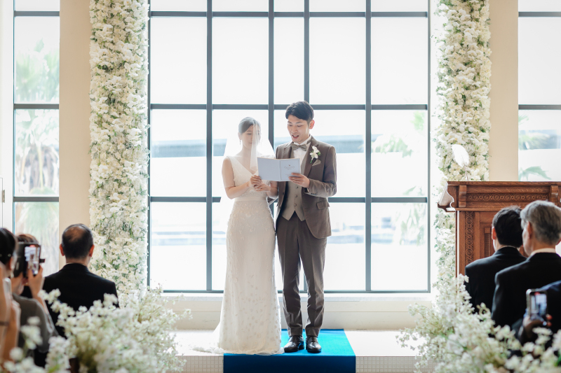 海を一望"オーシャンビューチャペル"で挙式