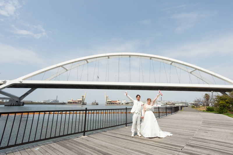 美しいアーチ橋を背景にした海辺フォト