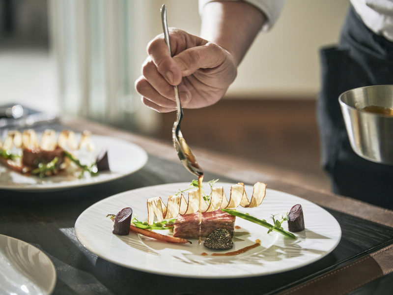 シェフが振る舞うお料理を堪能しながら楽しい時間を