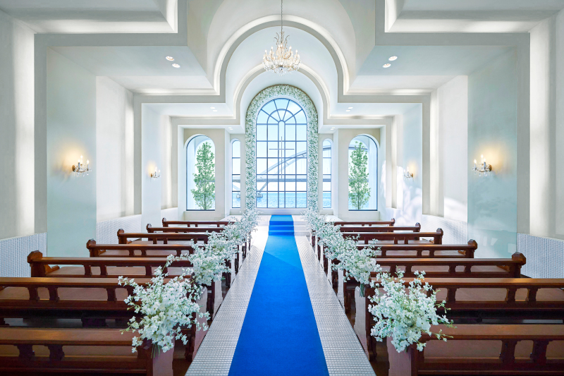 コバルトブルーのバージンロードが人気のチャペル
