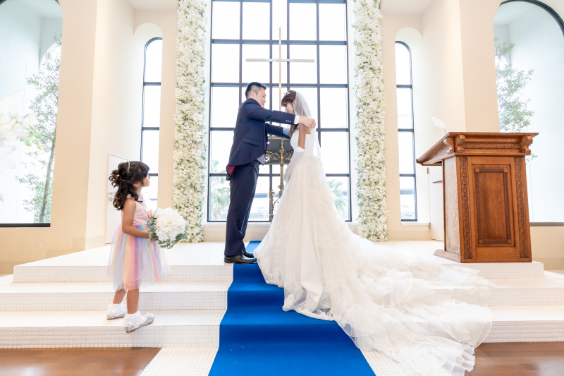 二人とベイビー交えて笑顔溢れる挙式スタイル