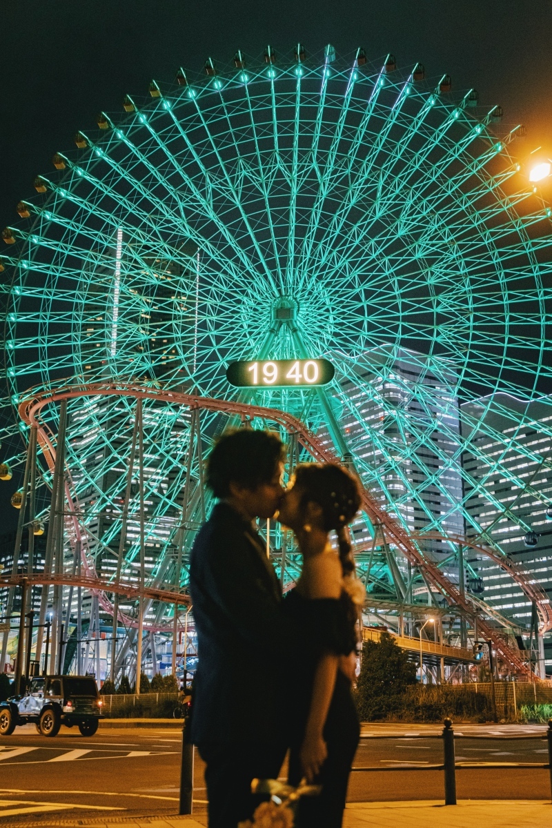 観覧車をバックにロマンチックに撮影