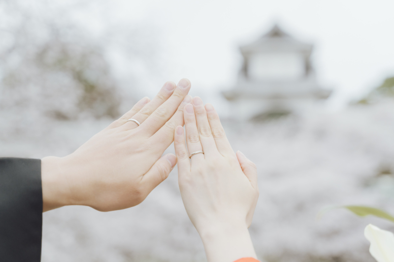 金沢らしい景色と指輪の記念写真