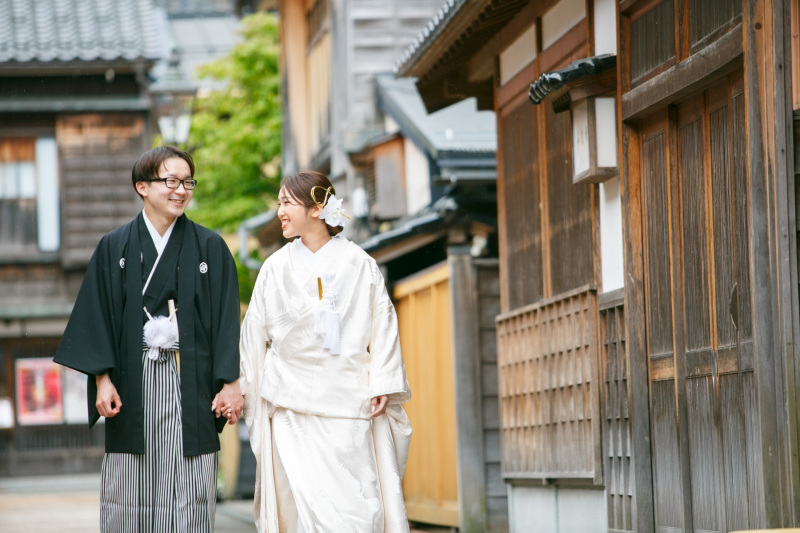 手を取り合って…