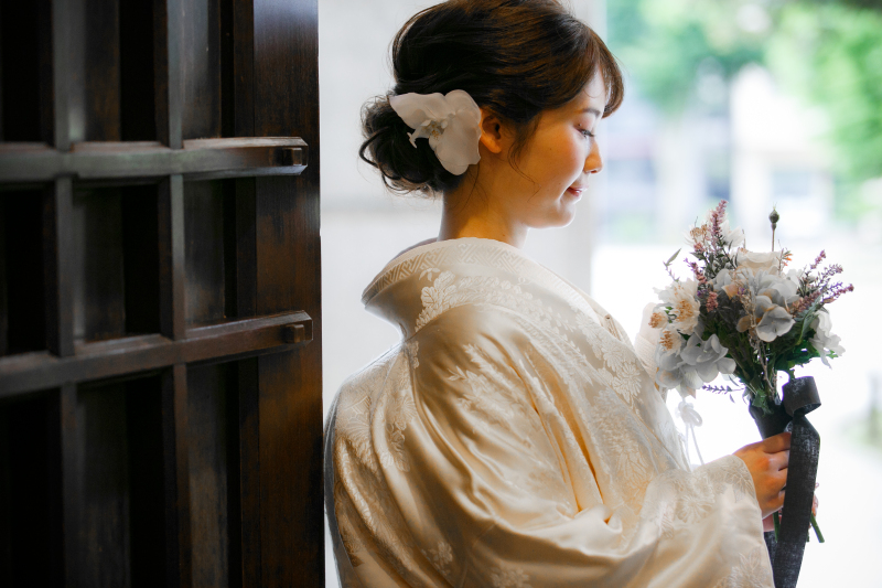 重厚な扉の前で