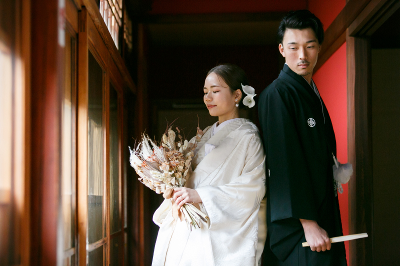 キリっとした表情で