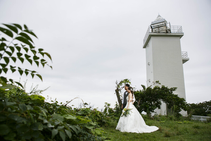 灯台をバックに