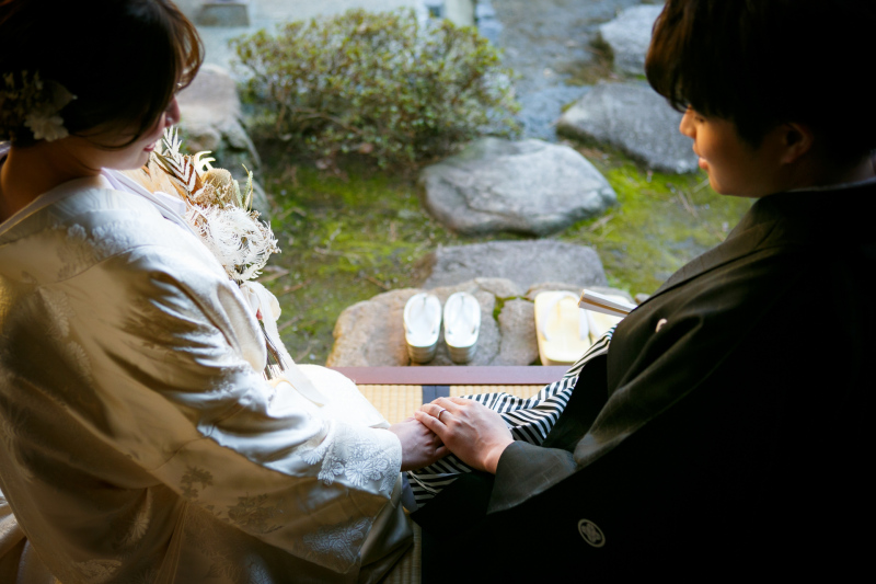 手を取り合うお2人