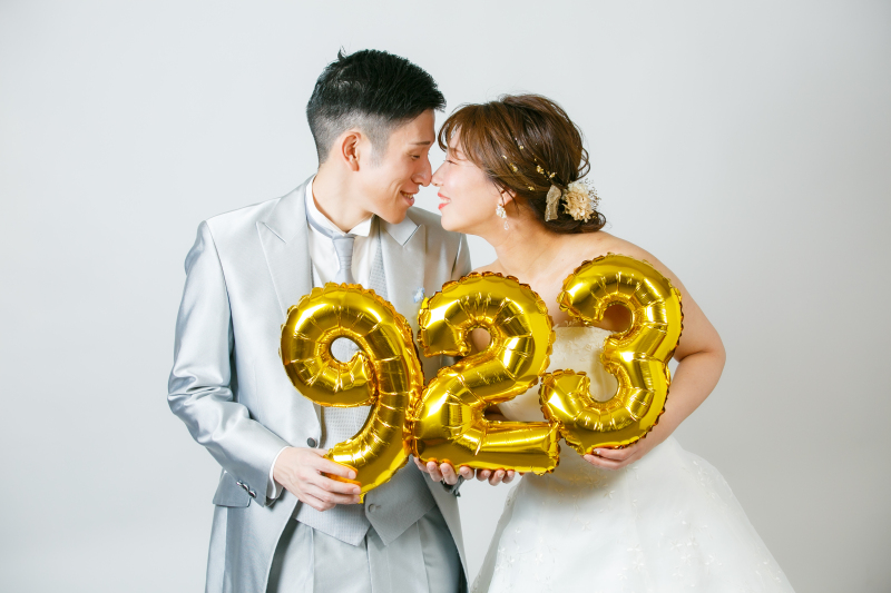 記念日のバルーンを手に