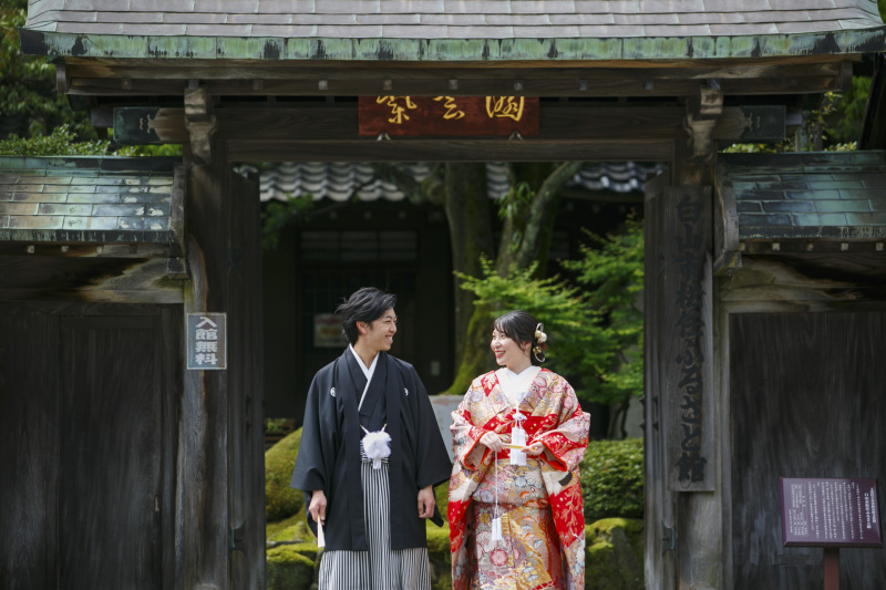 ふるさと館の門前にて