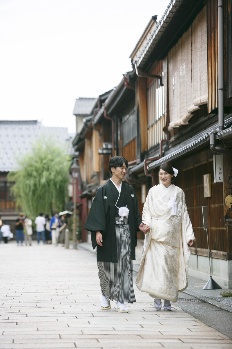 仲良く手を取り合って…