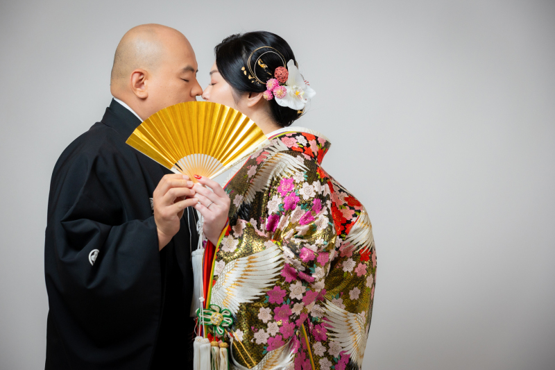 扇子の向こうでこっそり