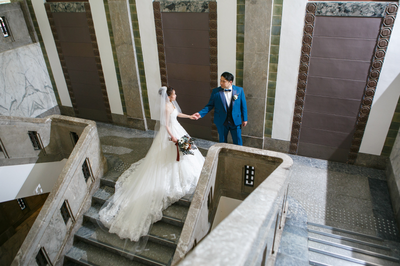 手を引き未来へと