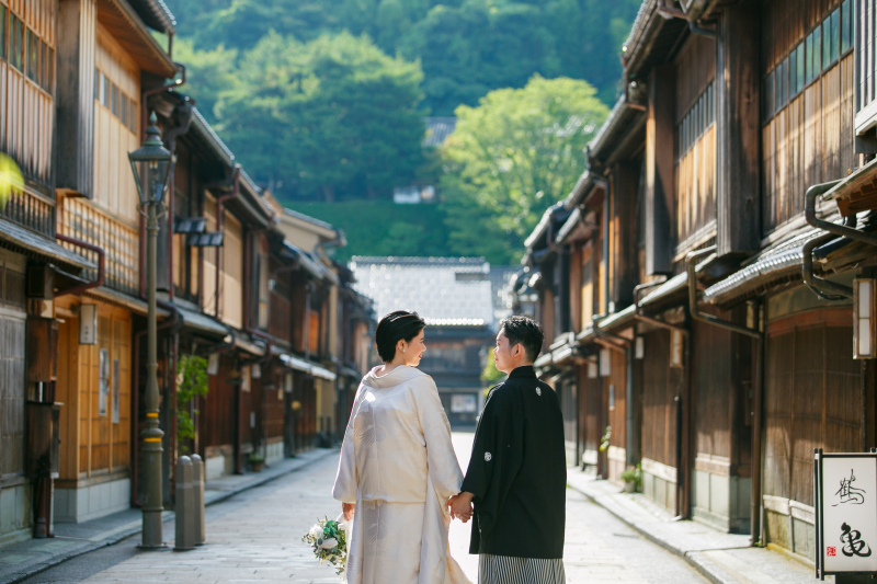 朝日が差し込むひがし茶屋街