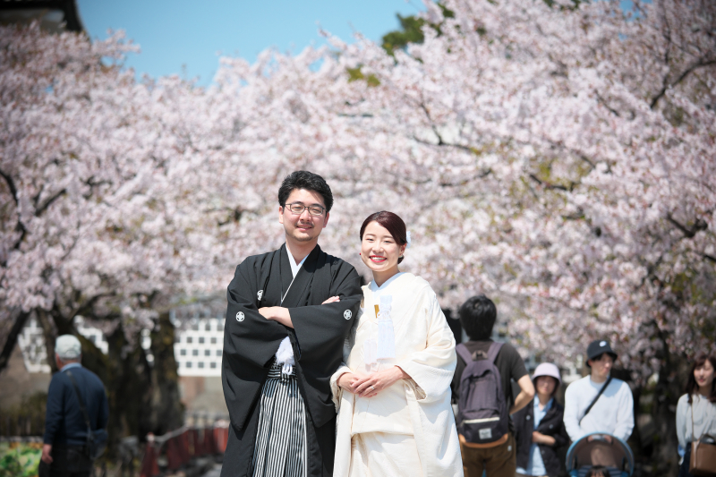 満開の桜の前で