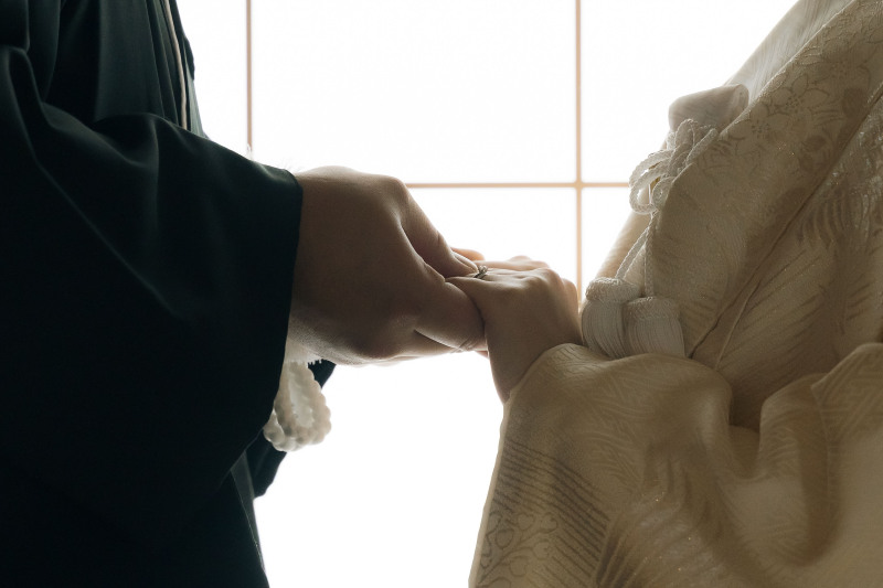 手と手を重ねて