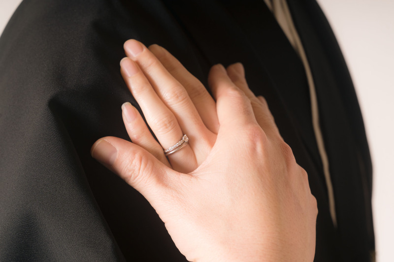 支え合った手と手