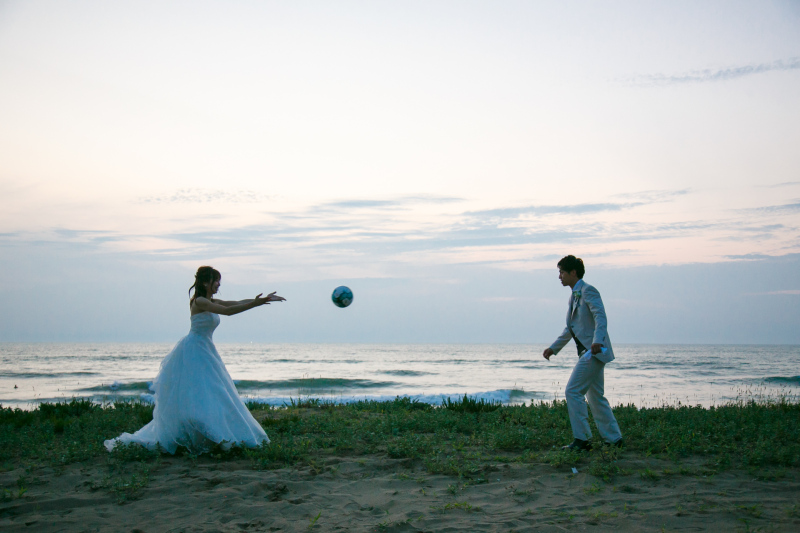 新婦様が投げたボールを…