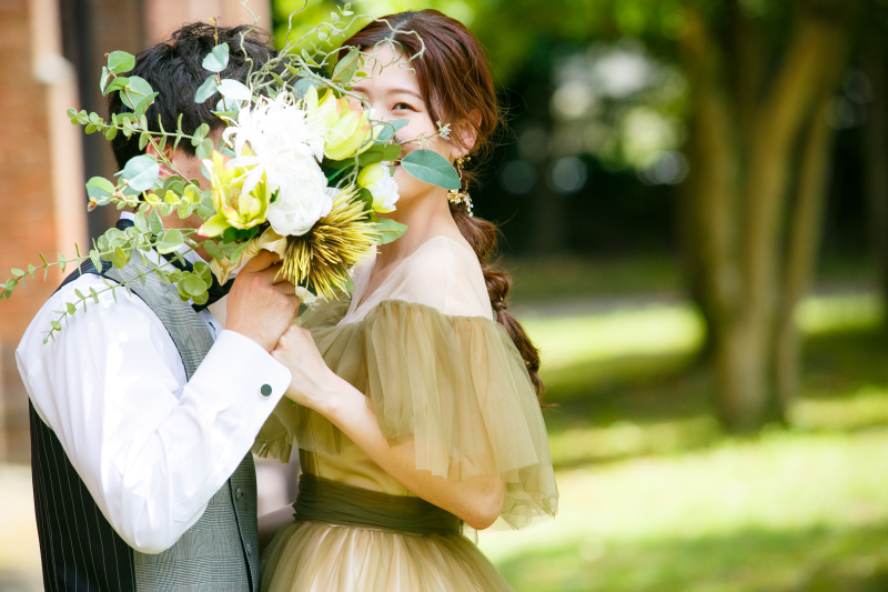 ブーケの陰から