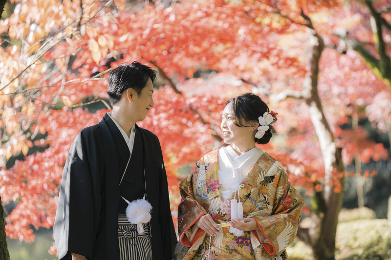 紅葉をバックに