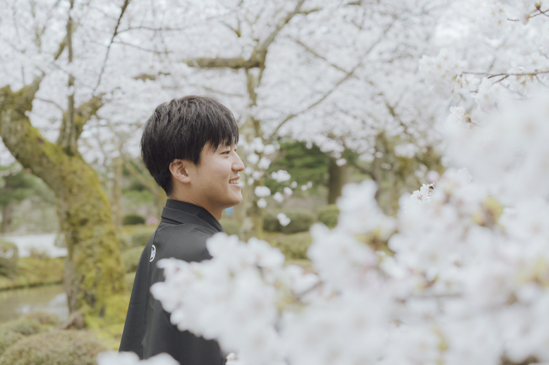 桜越しに見つめる新郎さま