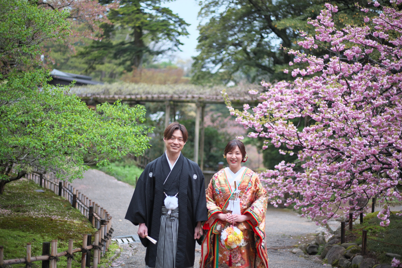 遅咲きの桜の前で