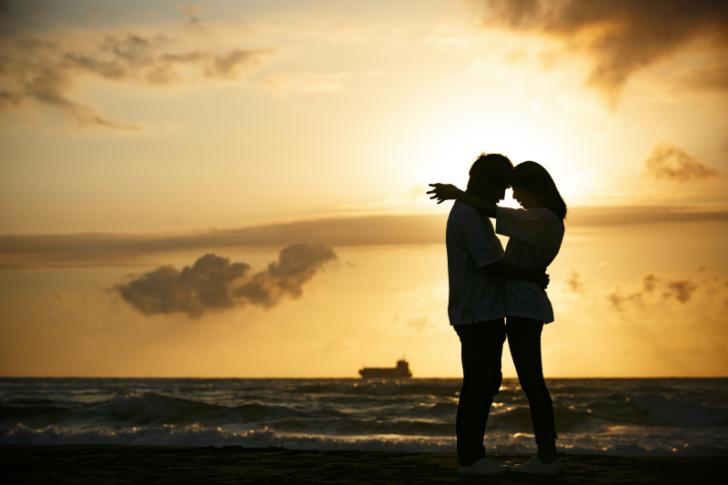 夕陽をバックにロマンチックなフォト♡