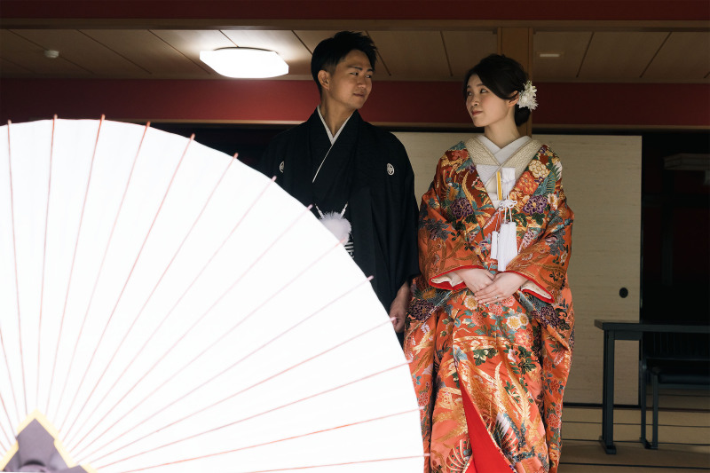 純白の傘をさして