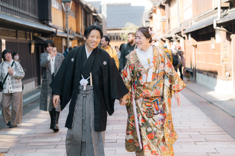 手を取り合って