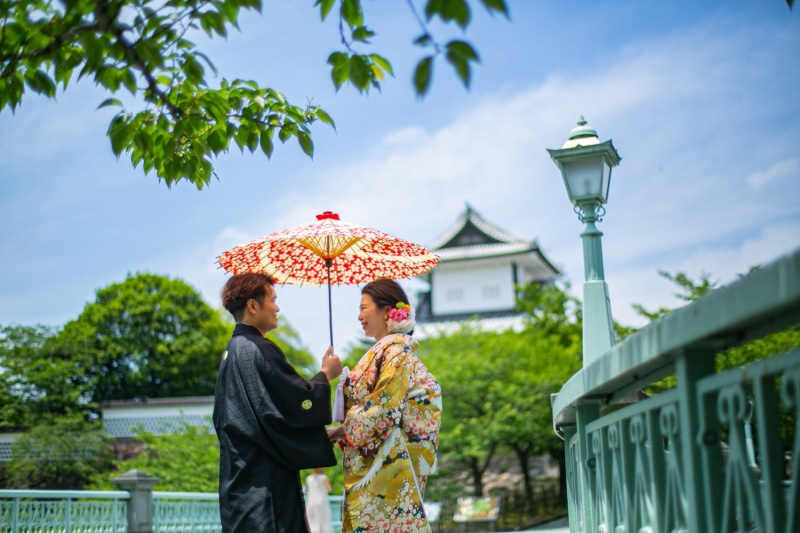 金沢城を背景に