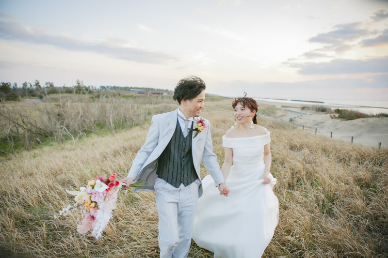 仲良く手を取り合って