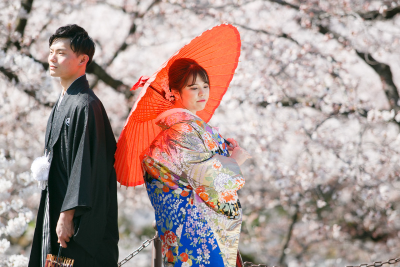 満開の桜の前で