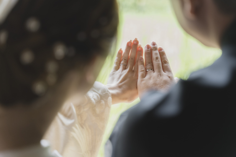 寄り添い合って