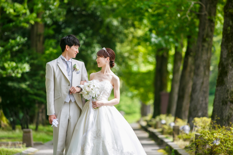 しいのき迎賓館の木立ちの中で