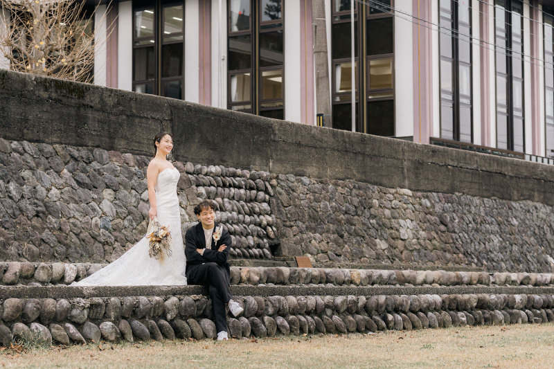 学校をバックに