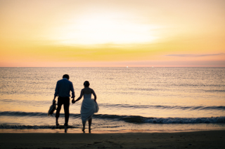 「衣装が汚れてしまう！」と気にする新婦さんに「クリーニング出すから大丈夫」と海入りカットを撮影するしゃちょう。「結果、お客さまが喜んでくれたら衣装なんか汚れてもいいのです」と豪語します