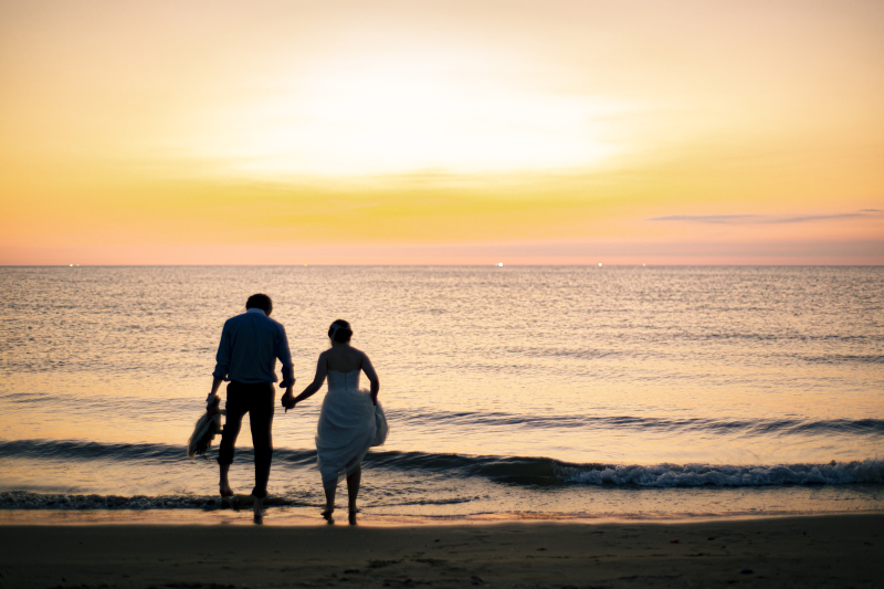 「衣装が汚れてしまう!」と気にする新婦さんに「クリーニング出すから大丈夫」と海入りカットを撮影するしゃちょう。「結果、お客さまが喜んでくれたら衣装なんか汚れてもいいのです」と豪語します