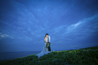 夕暮れを超えた時間、日没後の青くなる空と海をバックに抱き合う新郎新婦ってドラマチックですよね