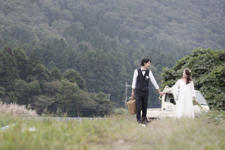 新郎さまの愛車とともに森へピクニックへ:)