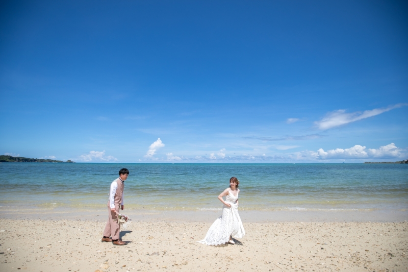 青い海と青い空をバックに