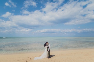 透き通る海とスタイリッシュなグリーン