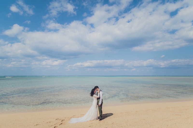 透き通る海とスタイリッシュなグリーン