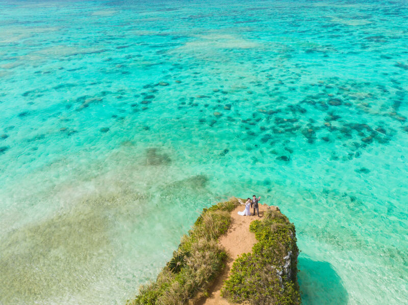 エメラルドグリーン