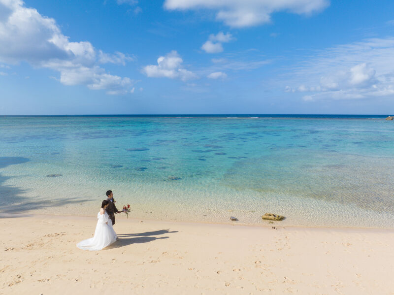 綺麗な海と新郎新婦