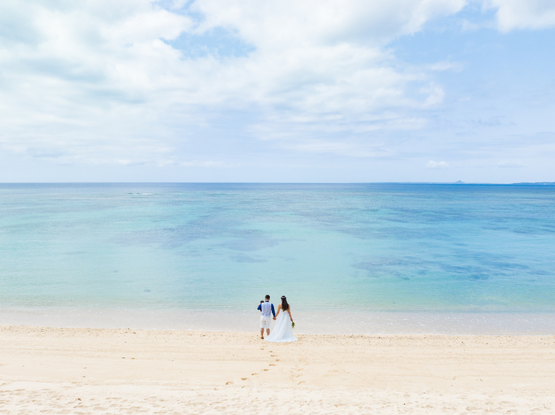 青い海と