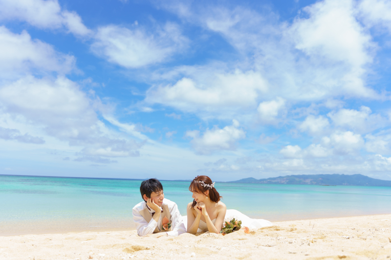 お二人並んで寝そべって