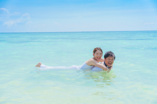 海ではしゃぐお二人♪