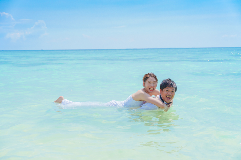 海ではしゃぐお二人♪