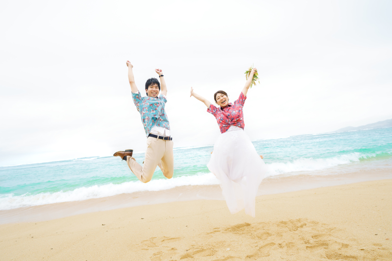 かりゆしウェアでジャンプ