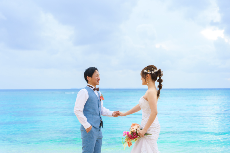 手を取り合って